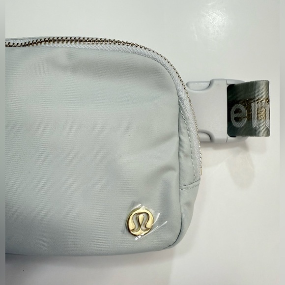 NWOT Lululemon Everywhere Belt Bag Wordmark Vapor/Gold/White - Picture 7 of 14